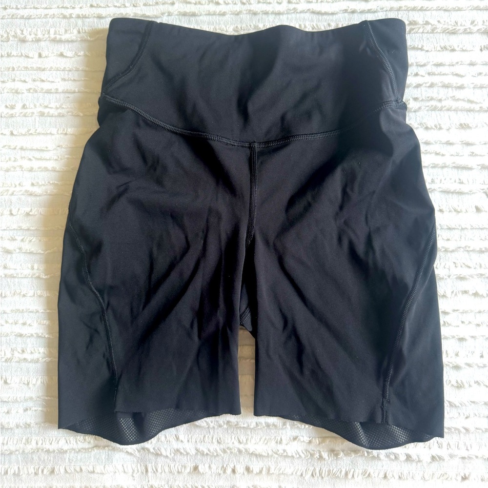 Lululemon Base Pace High-Rise Short 6” in black, size 4